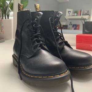 DR MARTENS LEATHER BOOTS